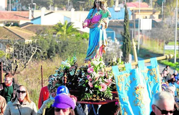 La Virgen de la Luz, llevada a hombros durante la romería del Cañar, en 2017.
