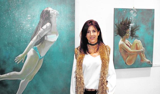 Perla Fuertes, junto a dos de sus obras.