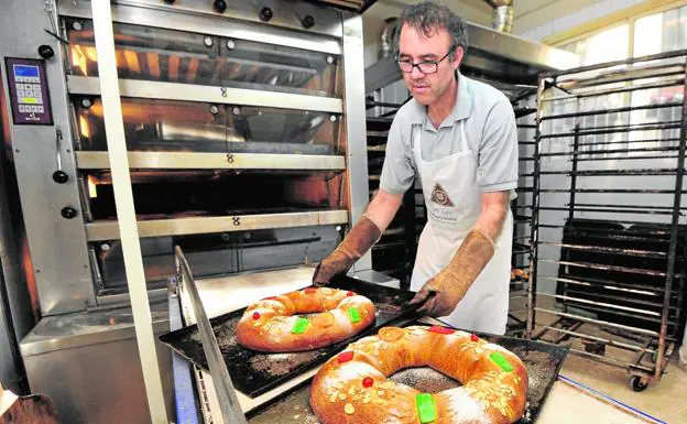 Juan Luna, panadero de Santo Ángel, saca del horno los primeros roscones.
