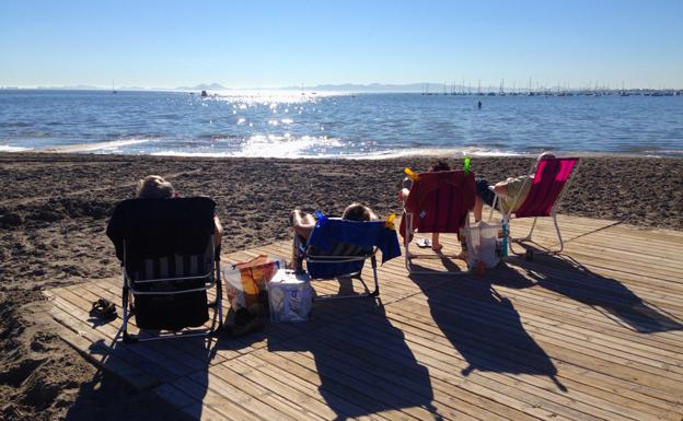 Aspecto que ofrecía ayer la playa de Lo Pagán, con visitantes disfrutando de las temperaturas primaverales de estos días, inusuales en enero y a las que seguirá un desplome de hasta diez grados a partir del sábado.