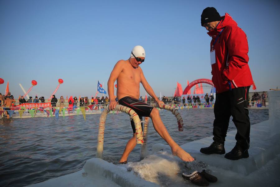 La ciudad de Harbin, en el norte de China, celebra durante estos días su Festival de Hielo y Nieve. Este evento acoge diferentes concursos de esculturas sobre hielo y pruebas deportivas para los más valientes