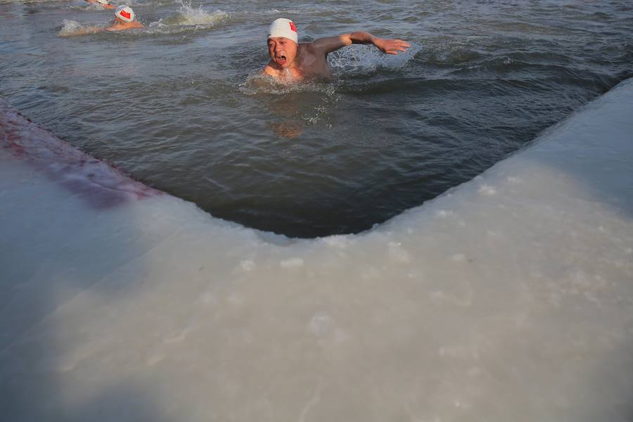 La ciudad de Harbin, en el norte de China, celebra durante estos días su Festival de Hielo y Nieve. Este evento acoge diferentes concursos de esculturas sobre hielo y pruebas deportivas para los más valientes