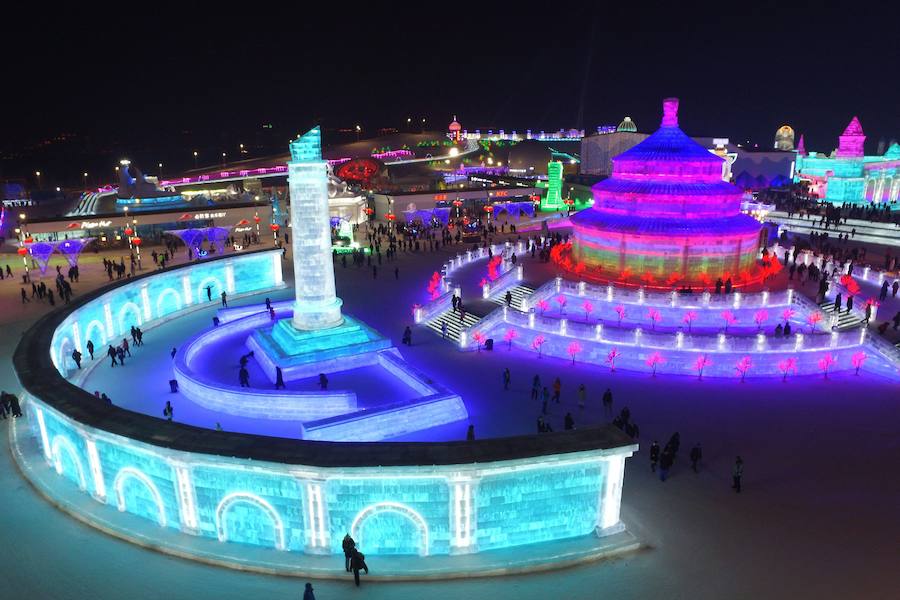 La ciudad de Harbin, en el norte de China, celebra durante estos días su Festival de Hielo y Nieve. Este evento acoge diferentes concursos de esculturas sobre hielo y pruebas deportivas para los más valientes