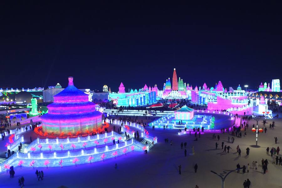 La ciudad de Harbin, en el norte de China, celebra durante estos días su Festival de Hielo y Nieve. Este evento acoge diferentes concursos de esculturas sobre hielo y pruebas deportivas para los más valientes