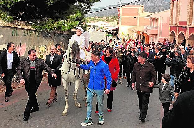 El Ángel, encarnado por el niño Miguel Gallego, a lomos de un caballo blanco seguido por la Cuadrilla del Tío Juan Rita, en el Auto de Reyes Magos de Aledo.