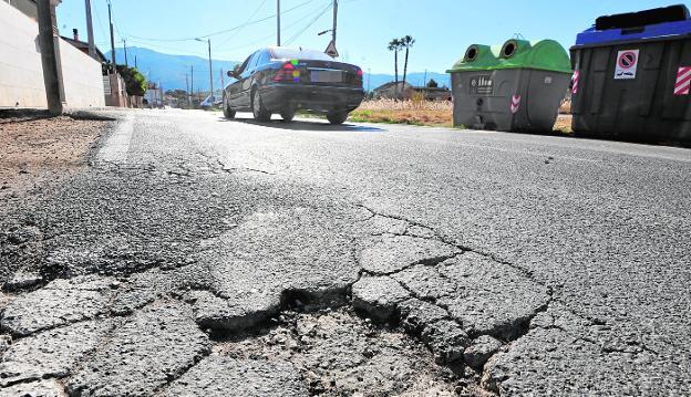 Estado del firme en la calle Senda de los Garres, en una imagen tomada esta semana.