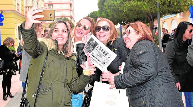 Cuatro mujeres agraciadas con el tercer premio inmortalizan el momento con un selfi.