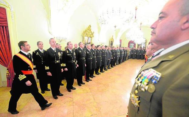 El almirante de Acción Marítima, Manuel de la Puente, entra en el Salón del Trono de la Capitanía de la Armada, ayer al mediodía. 