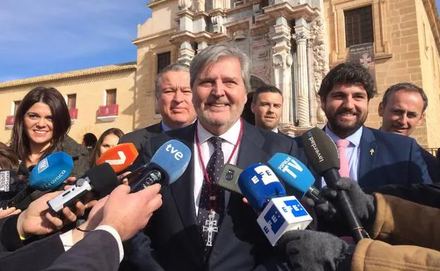 El ministro atiende a los medios en presencia de Francisco Bernabé, Fernando López Miras y Javier Celdrán.