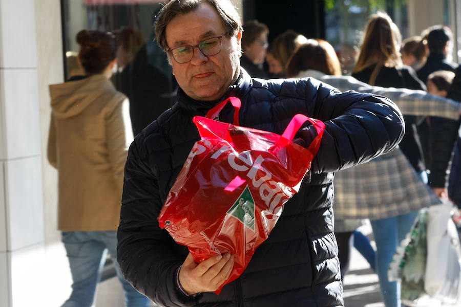 Miles de murcianos salen en busca de gangas, aprovechando que la totalidad de las tiendas y de los grandes almacenes acababan de sumarse este domingo al periodo de descuentos