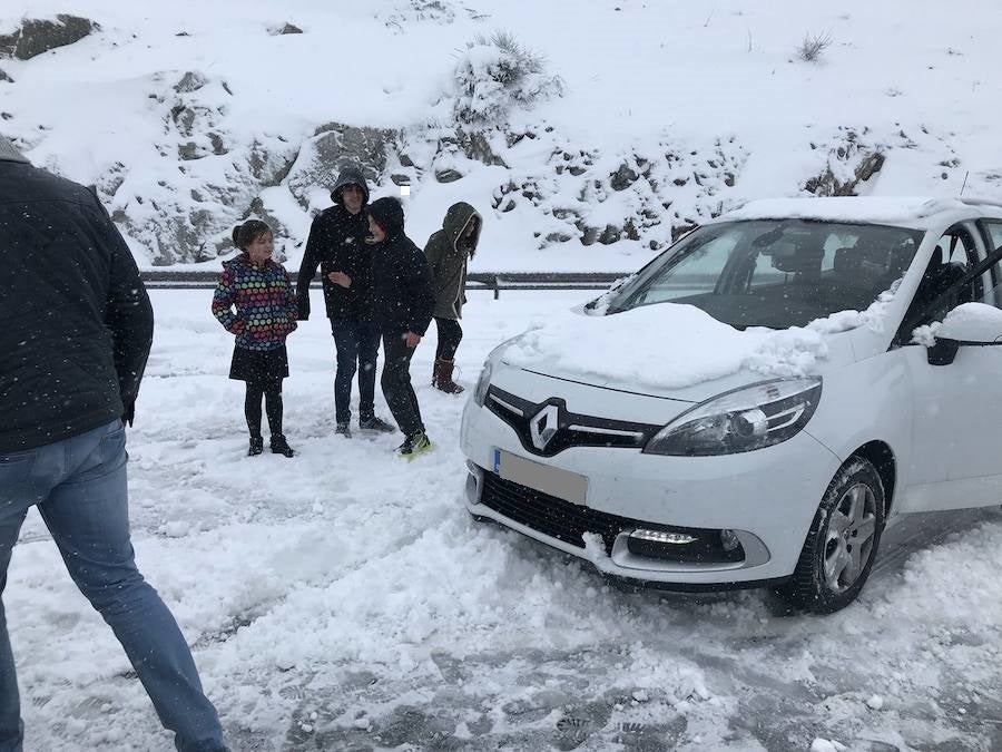 Cientos de familias estuvieron desde el sábado por la tarde hasta el domingo a mediodía atrapados en la AP-6 racionando el agua, la comida y la gasolina.