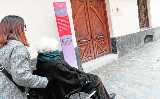 Una mujer en silla de ruedas, ayer, en la calle Santa Teresa, donde se aprecia el bordillo alto en el acceso a la casa Díaz Cassou.