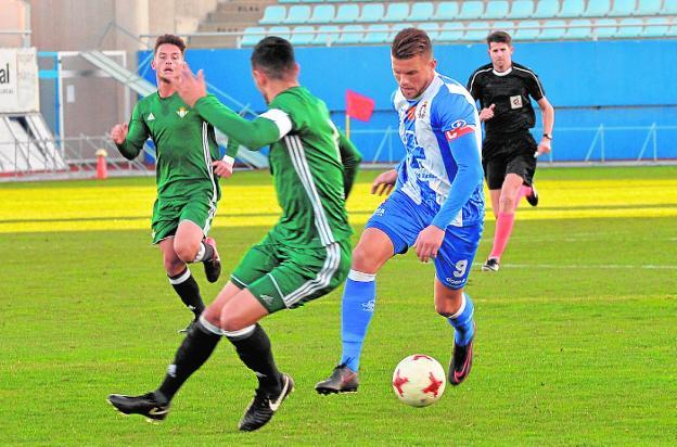 Andrés Carrasco, autor del 1-0, intenta superar a un defensor bético.