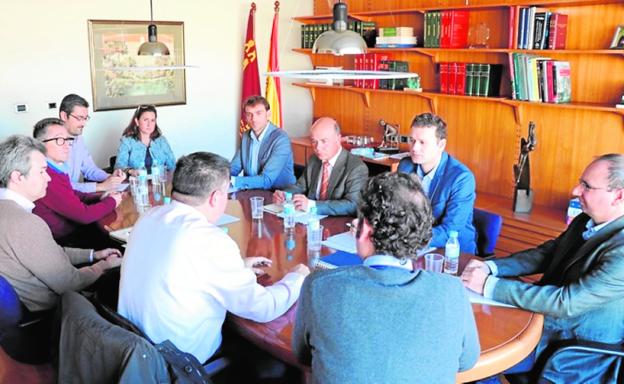 El consejero Andrés Carrillo (c), ayer, reunido con miembros de la Fundación Integra.