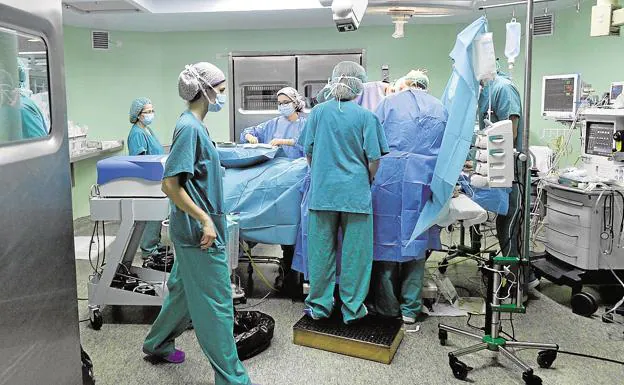 Imagen de archivo de una operació quirúrgica en un hospital de Murcia.