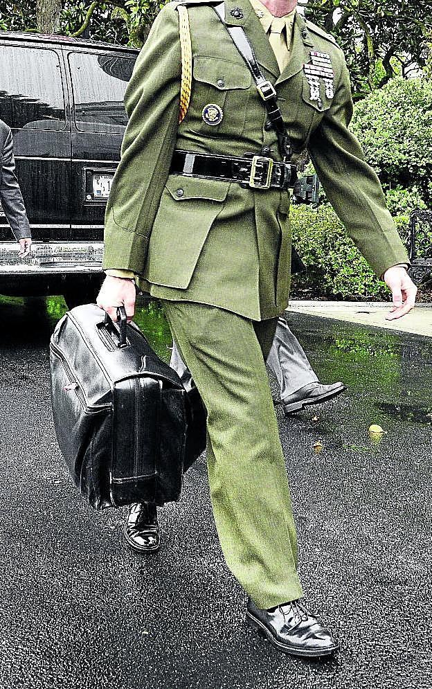El maletín nuclear. Un militar de EE UU transporta la valija con las claves para un lanzamiento atómico.