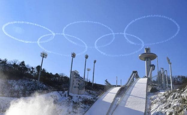 Anillos olímpicos creados por el equipo acrobático de vuelo Black Eagles de la Fuerza Aérea sobre el Alpensia Ski Jumping Center en PyeongChang.