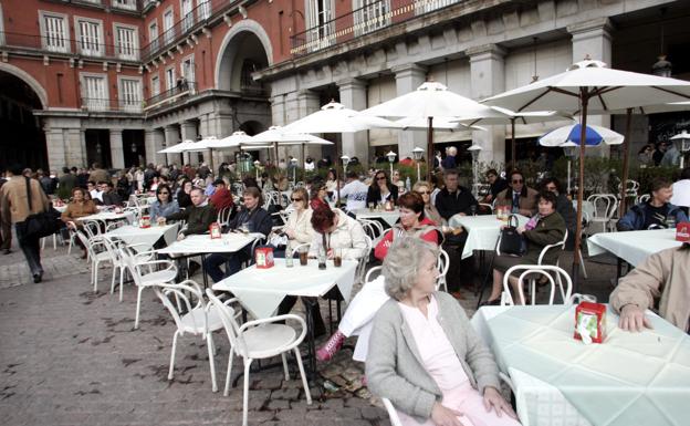 Turistas llenan las terrazas de la Playa Mayor, en Madrid.