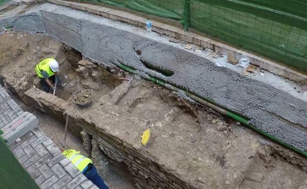 Operarios en la excavación de la calle Madre de Dios de Murcia..