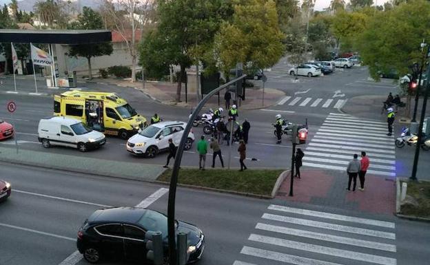 Herido muy grave tras chocar con su moto contra un coche en la avenida Primero de Mayo