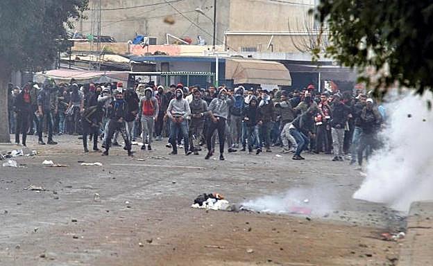 Numerosos manifestantes tunecinos se enfrentan a las fuerzas de seguridad en Tebourba,Túnez.