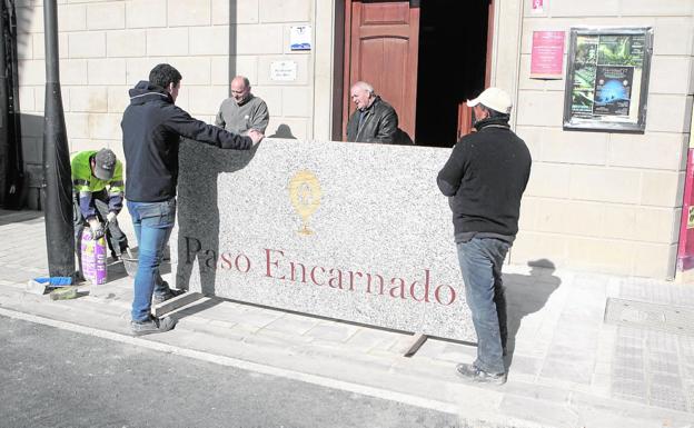 La gran piedra de granito gris, antes de ser colocada en el museo del Paso Encarnado.