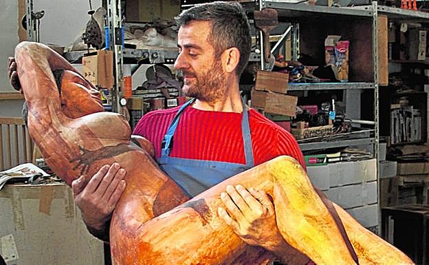 Pepe Yagües sostiene una de sus esculturas. 