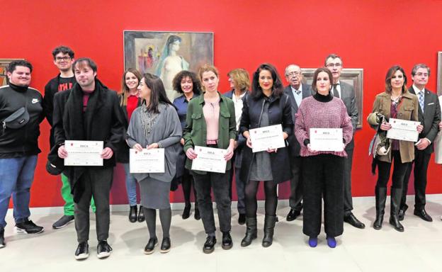 En primera línea, ocho de los diez premiados que ayer recogieron su diploma en la sala de exposiciones del Ayuntamiento. En segunda, el alcalde de Murcia, José Ballesta, y los representantes de las entidades participantes.