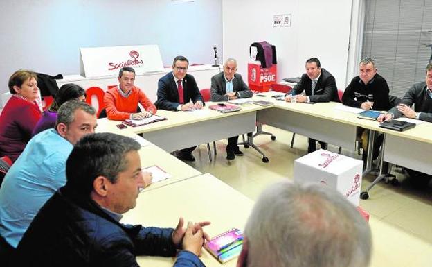 Reunión de Diego Conesa, ayer, con alcaldes socialistas en la sede regional del PSOE.