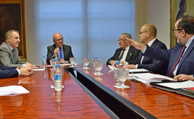 Juan Hernández, reunido con los representantes de las cámaras de comercio de la Región. 