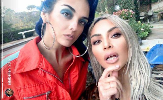 Sita Abellan junto a Kim Kardashian.