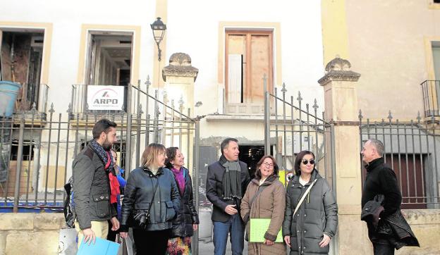 El edil de Igualdad y el alcalde, ayer, supervisan las obras de la Casa de la Igualdad. 