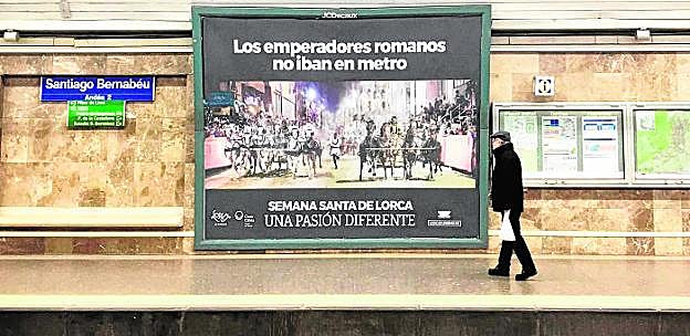 En la estación de metro del Santiago Bernabéu se ha instalado un gran cartel en el que aparecen una siga y una cuadriga para promocionar la Semana Santa.