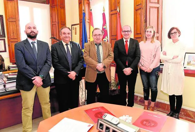 El rector José Orihuela y el alcalde de Aledo, Juan José Andreo, en el centro, firmaron el convenio.