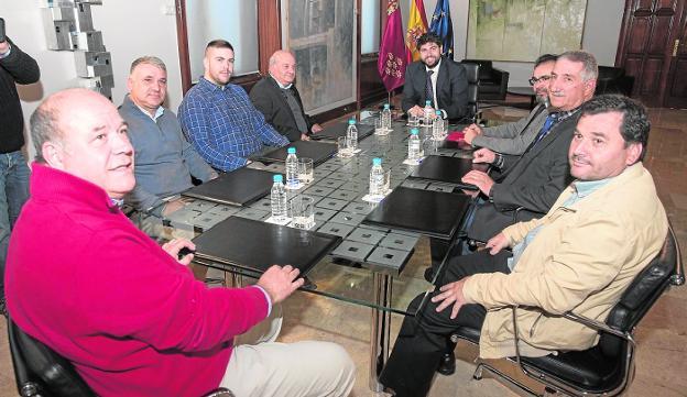 El presidente y el consejero Rivera se reunieron ayer con los representantes de los taxistas.
