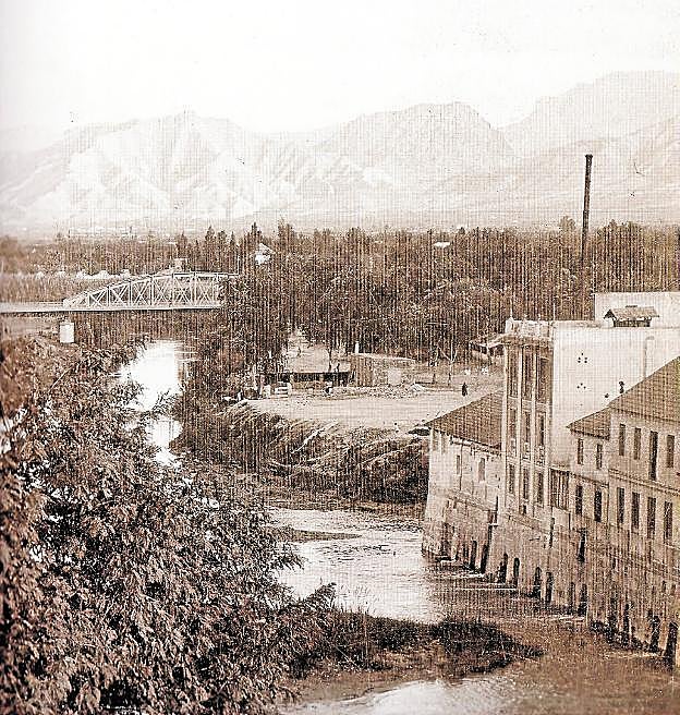 El río Segura, a su paso por La Glorieta, última frontera de la ciudad con los molinos.