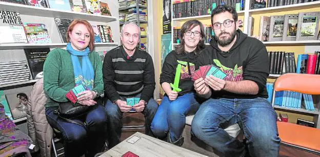 María Isabel Tudela, Ramón Martínez, Ana Marcos y Jesús Guillén, con las cartas.