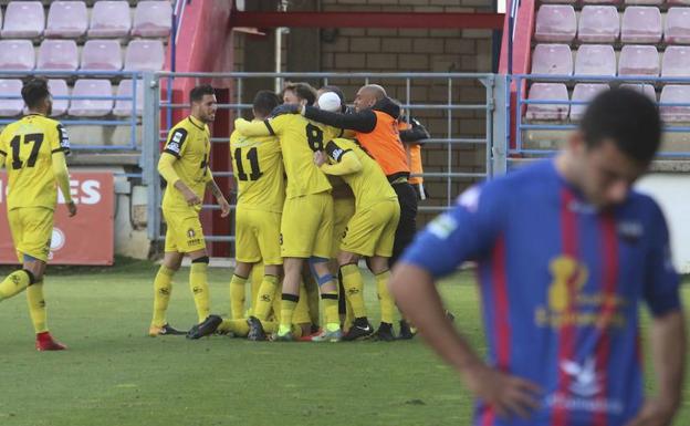 Los jugadores del Lorca Deportiva celebran uno de sus goles en el Francisco de la Hera. 