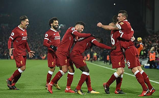 Los jugadores del Liverpool celebran su tercer gol.