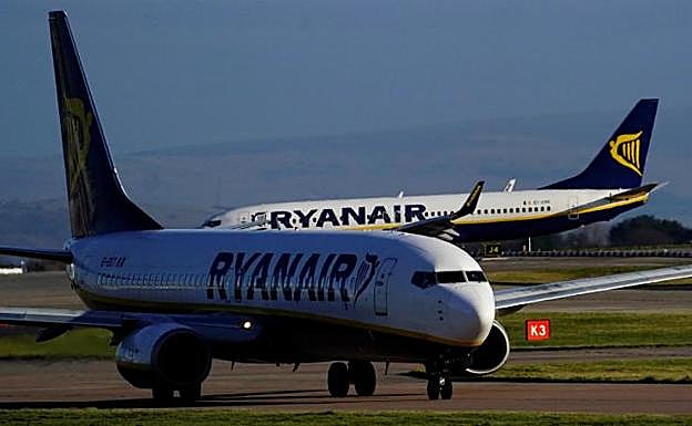 Dos aviones de Ryanair.