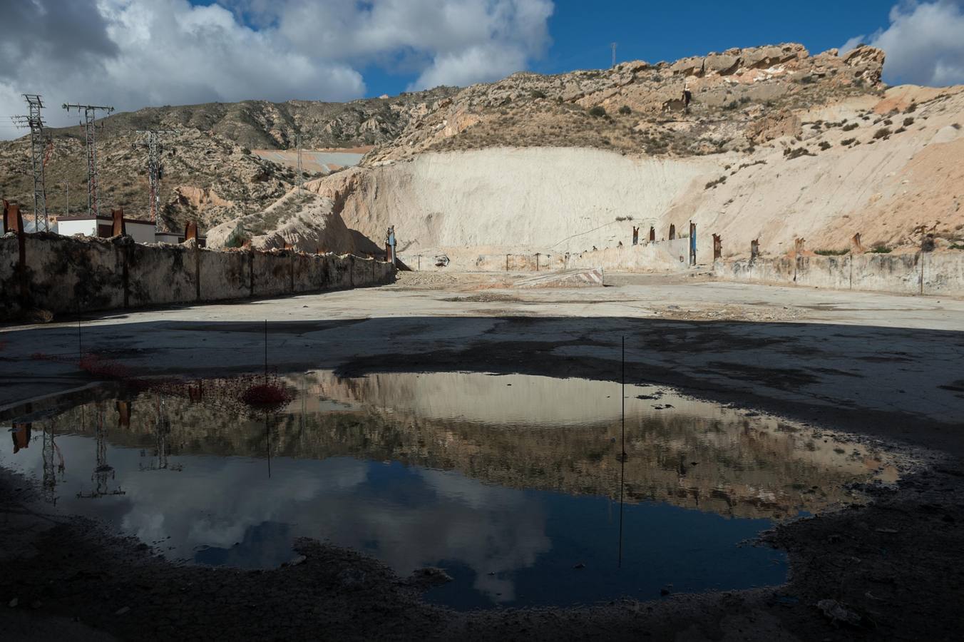 El Gobierno valenciano estudia aportar 1,3 millones; en febrero se retomarán los trabajos desmantelando una balsa de lixiviados