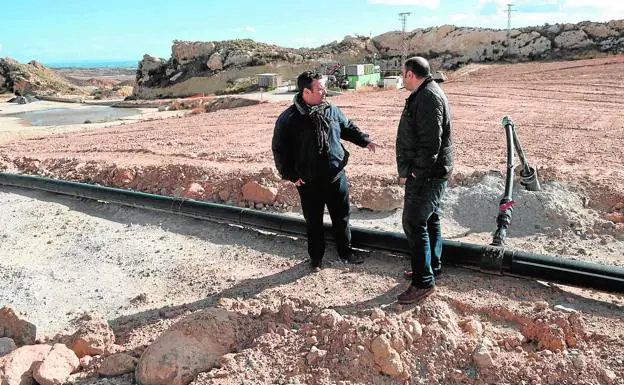 Manuel Noguera, jefe de Disciplina Ambiental, y Antonio Gómez, de Getnisa, comprueban la red de chimeneas que canaliza el gas metano del vaso 3.