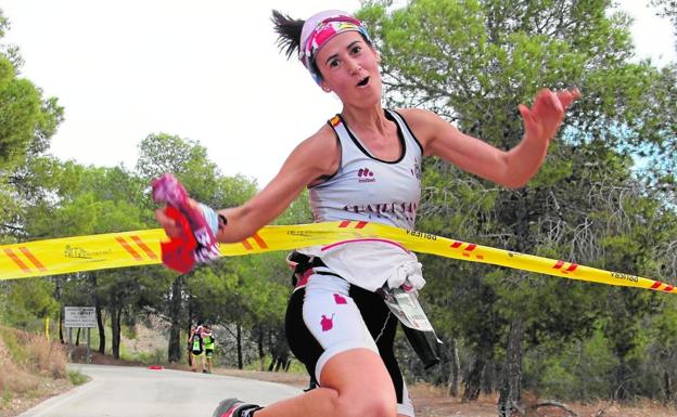 La cartagenera Esther Sánchez Pérez celebra su triunfo en la prueba de 21 kilómetros.