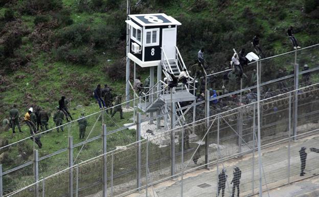 Unos 200 inmigrantes intentan saltar a Ceuta y la policía marroquí lo impide