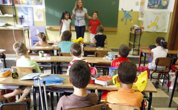 Una maestra se presenta ante sus alumnos en un colegio de Zaragoza
