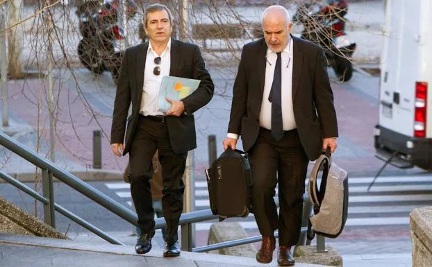 El exjefe de la Policía Local de Coslada, Ginés Jiménez, a la izquierda, llegando con su abogado a la Audiencia Provincial de Madrid.