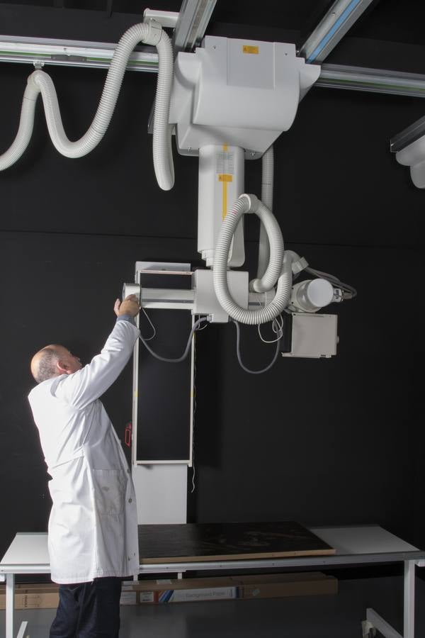 Uno de los grandes problemas de la historia del arte es identificar la mano del autor en una pintura tras cientos de años desde su ejecución. 'Ababol' asiste en el Centro de Restauración de la Comunidad al análisis de la 'Adoración de los pastores'