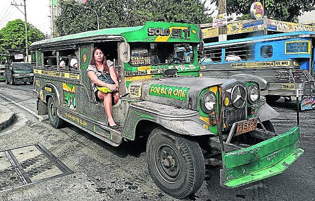 Un 'jeepney' circula por una calle de Manila.