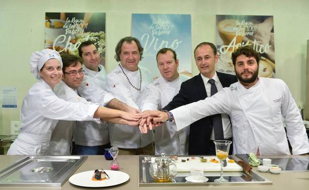 Los cocineros murcianos que participarán en 'Madrid Fusión', junto al consejero Javier Celdrán. 