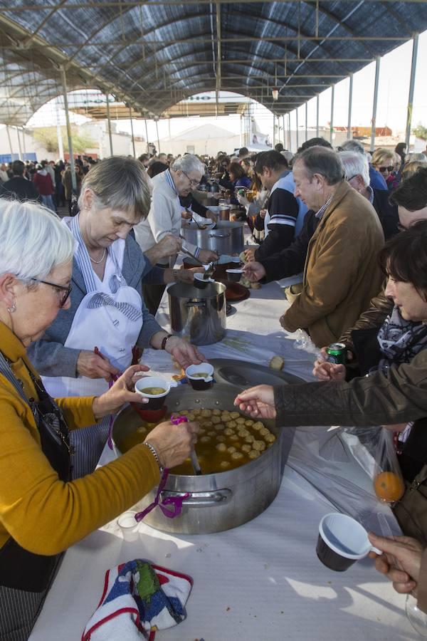 Los vecinos de la localidad celebran el día grande de sus fiestas patronales con la tradicional cita gastronómica.